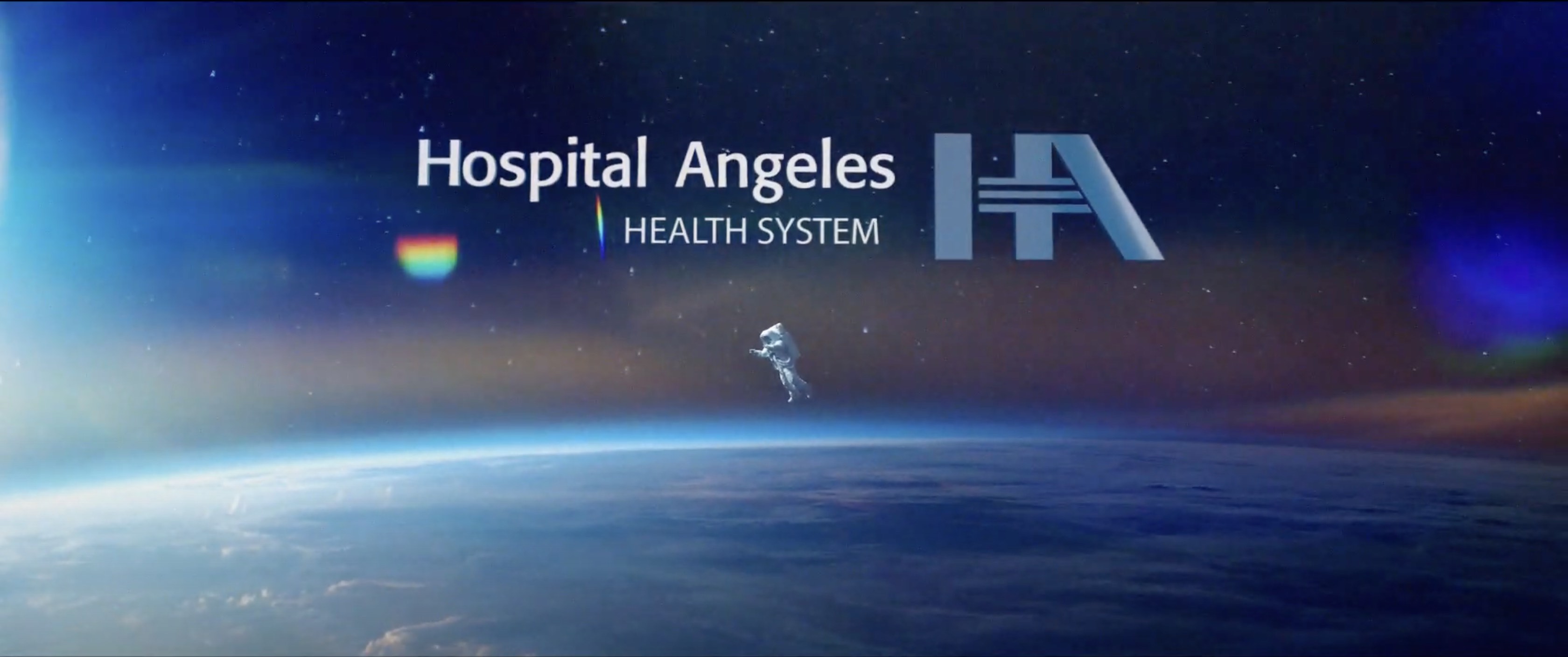 Planeta tierra con un astronauta flotando sobre él, con el logo de Hospital Angeles Health System de color blanco y azul
